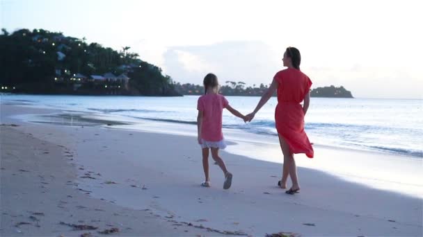 Lilla flicka och ung mamma på stranden. Överordnade kärlek. Slow Motion-videor — Stockvideo