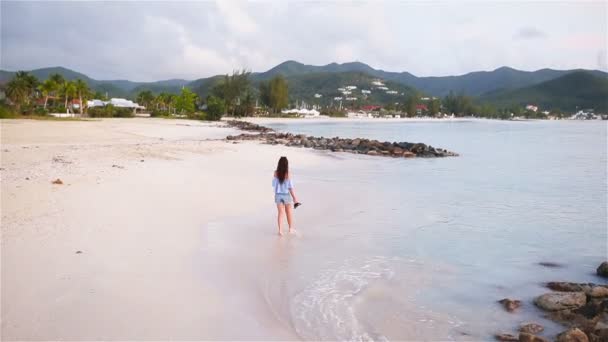 ビーチを歩く若い美しい女性 — ストック動画