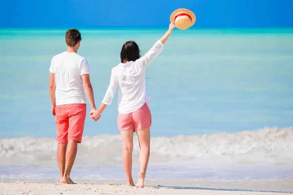 Rodzina dwojga dzieci na wakacjach na plaży — Zdjęcie stockowe