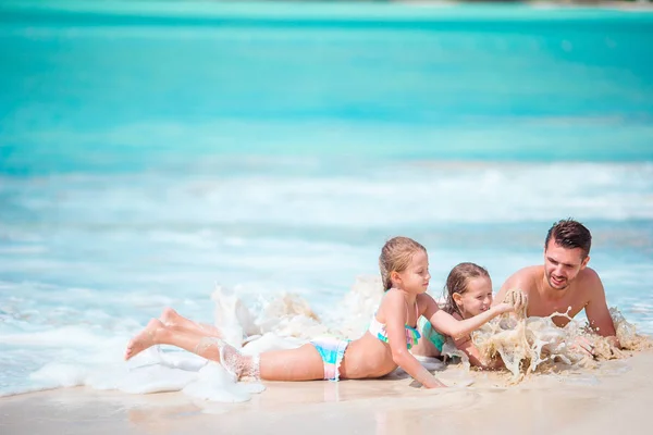 Father and little kids enjoying beach summer tropical vacation playing in shallow water — Stock Photo, Image