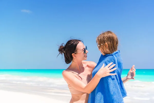 Mãe feliz e menina nas férias na praia. Pouco em toalha na praia — Fotografia de Stock