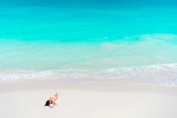Krásná mladá dívka na pláži v mělkých tropických vod pohled shora — Stock fotografie
