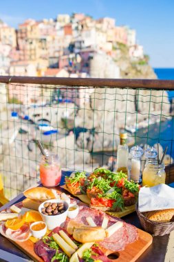 Lezzetli İtalyan snack. Taze bruschettes, peynir ve et Manarola, İtalya için muhteşem manzaralı açık Cafe gemide