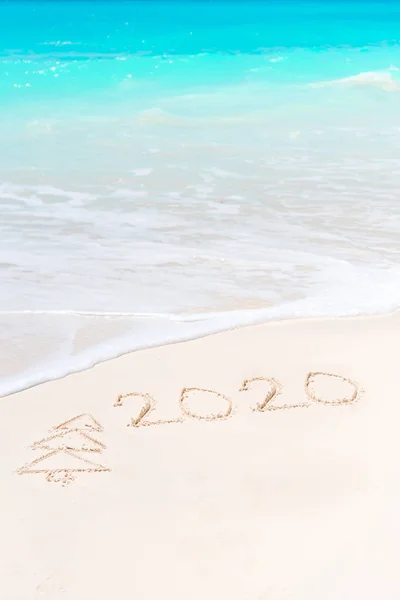 Jahr 2020 auf weißem Sandstrand geschrieben — Stockfoto