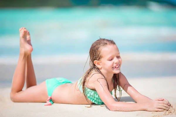 海滩上可爱的小女孩在浅水里玩得很开心 — 图库照片