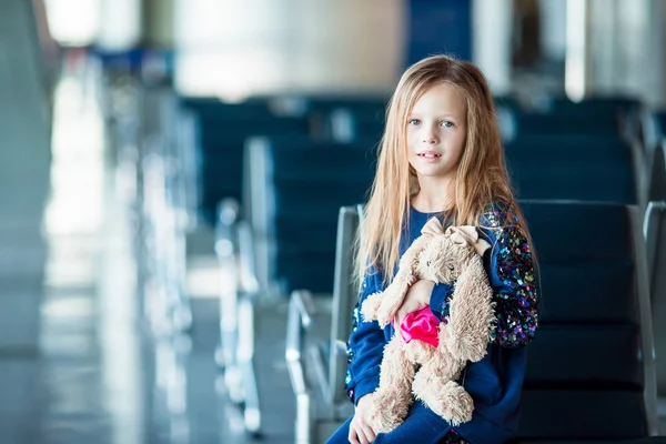 Adorable niña en el aeropuerto interior antes de abordar —  Fotos de Stock