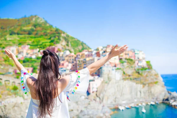 后视图的快乐的女孩背景的 Manarola，五渔村，利古里亚，意大利美丽的景色 — 图库照片