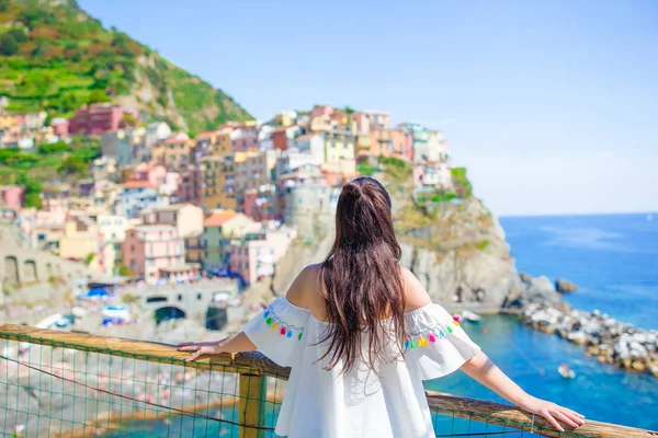 后视图的快乐的女孩背景的 Manarola，五渔村，利古里亚，意大利美丽的景色 — 图库照片