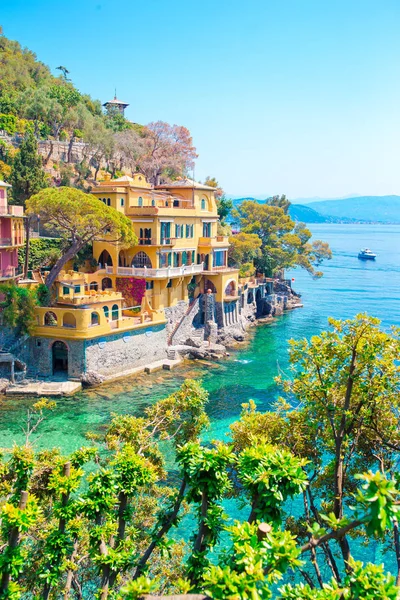 Όμορφη θέα στη θάλασσα ακτή με τα πολύχρωμα σπίτια σε Πορτοφίνο, Λιγουρία, Ιταλία. Εκπληκτικό τοπίο του καλοκαιριού. — Φωτογραφία Αρχείου