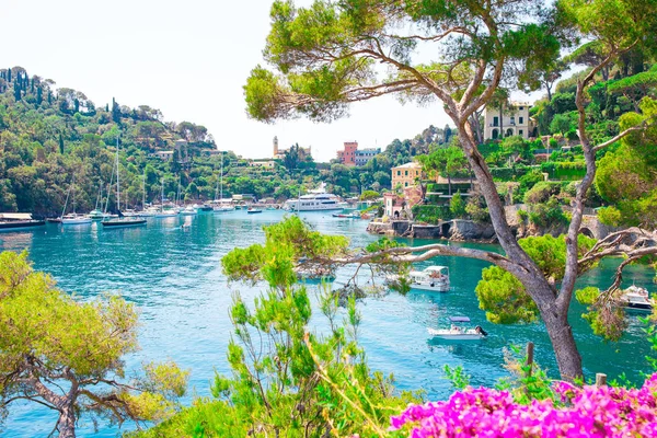 De kust van de prachtige zee met kleurrijke huizen in Portofino, Ligurië, Italië. Zomer prachtige landschap. — Stockfoto