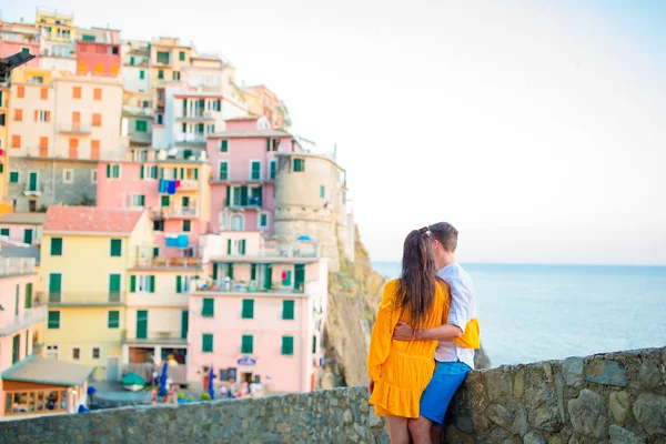 Щаслива пара тло приголомшливий село Manarola Чінкве Терре, Лігурія, Італія — стокове фото