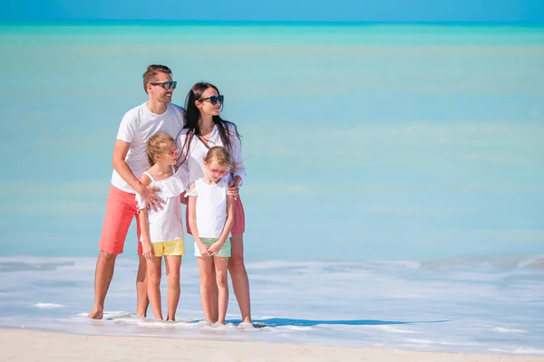 Glückliche Familie mit Kindern spazieren am Strand — Stockfoto