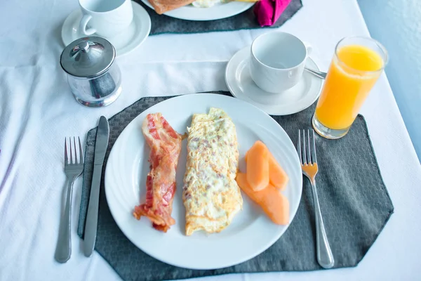 Savoureux petit déjeuner américain sain sur la table dans un café extérieur — Photo