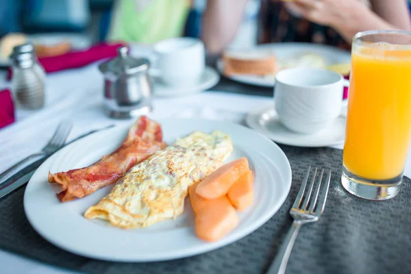 Café da manhã saboroso saudável na mesa no café ao ar livre — Fotografia de Stock