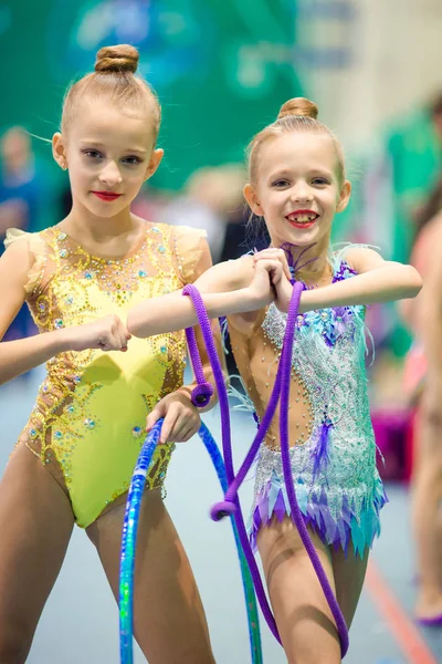 Маленькі чарівні гімнастки з медалями в змаганнях з художньої гімнастики — стокове фото