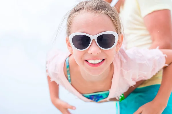 Petite fille en plein air pendant les vacances d'été amusez-vous avec le père. Portrait d'un enfant à l'envers sur fond de ciel — Photo