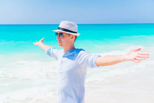 Joven en la playa descansando solo al aire libre — Foto de Stock