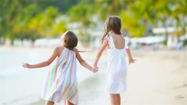 Adorabili bambine che camminano sulla spiaggia e si divertono insieme — Video Stock