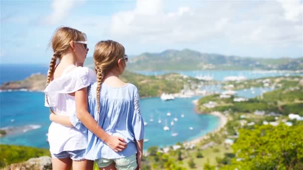 Adorabili bambini che si godono la vista del pittoresco porto inglese di Antigua nel mare dei Caraibi — Video Stock