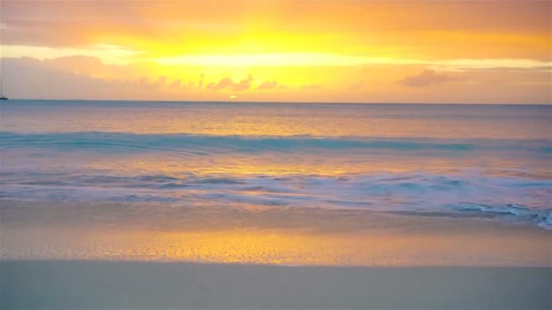 Verbazingwekkende mooie zonsondergang op een exotisch kariboenstrand — Stockvideo