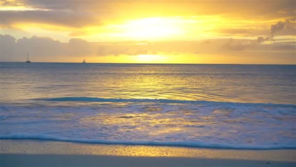 Удивительно красивый закат на пляже — стоковое видео