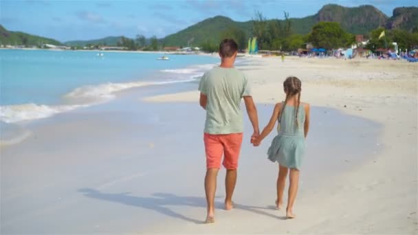 Mała dziewczynka i tata podczas wakacji na tropikalnej plaży — Wideo stockowe