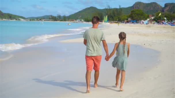 Klein meisje en vader tijdens tropisch strandvakantie — Stockvideo