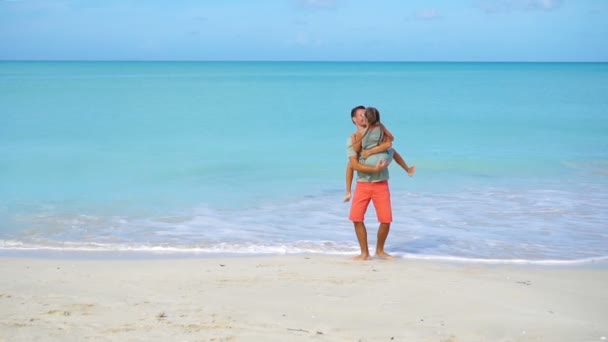 Little girl and happy dad having fun during beach vacation — Stock Video