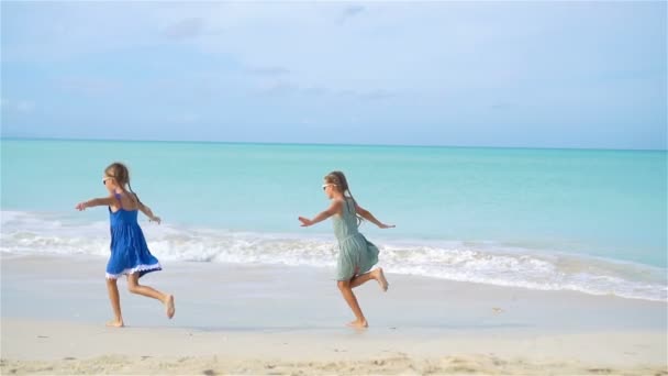 Pequenas meninas engraçadas felizes se divertir muito na praia tropical jogando juntos. LOW MOTION — Vídeo de Stock