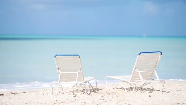 Dos sillones en la hermosa playa tropical de Maldivas — Vídeos de Stock