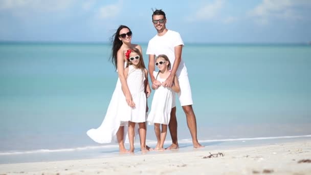 Familia joven en blanco de vacaciones en la playa caribeña — Vídeo de stock