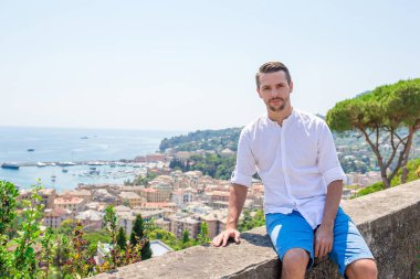 Mutlu genç çocuk arka plan eski kıyı kenti Rapallo Liguria