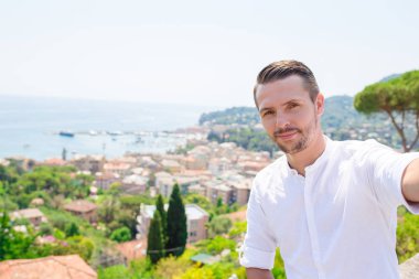 Selfie arka plan eski kıyı kenti Rapallo Liguria alarak mutlu genç adam
