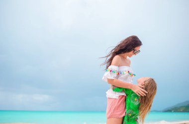 Anne ve çocuk Karayipler'de birlikte