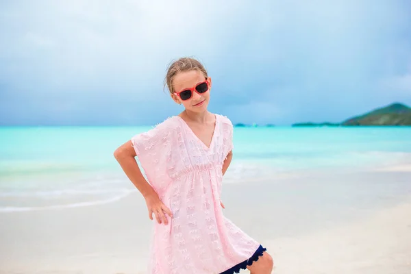 Adorável menina feliz na praia branca antes da tempestade — Fotografia de Stock