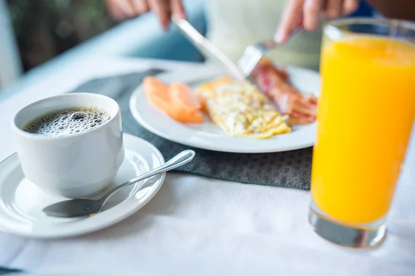 Zdrowe smaczne śniadanie na stole w kawiarni na świeżym powietrzu — Zdjęcie stockowe