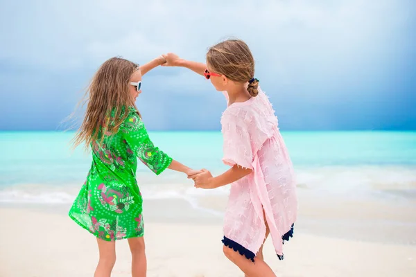 Lapsilla on hauskaa trooppisella rannalla leikkimässä yhdessä. — kuvapankkivalokuva