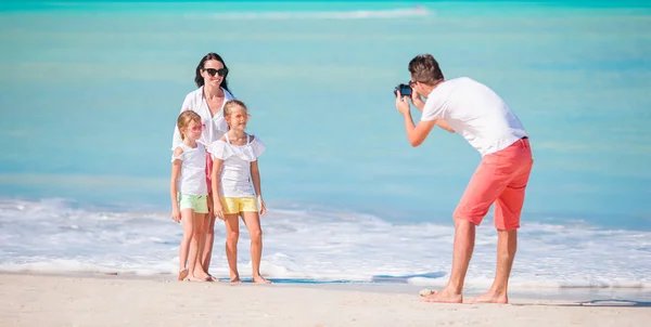 Panorama de familia de cuatro personas tomando una foto selfie en sus vacaciones en la playa. Vacaciones familiares en playa —  Fotos de Stock