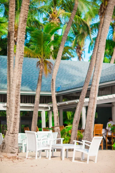 Летний пустой стол под открытым небом для банкета на тропическом карибском пляже — стоковое фото