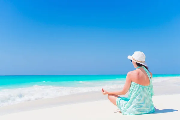 Молодая красивая женщина в медитации на пляже — стоковое фото