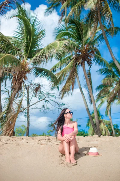Joven mujer delgada en la playa tropical bajo la palmera en aguas poco profundas —  Fotos de Stock