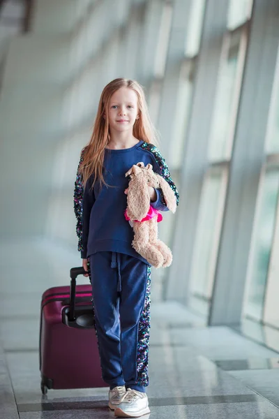 Adorable niña en el aeropuerto con su equipaje a la espera de embarque — Foto de Stock