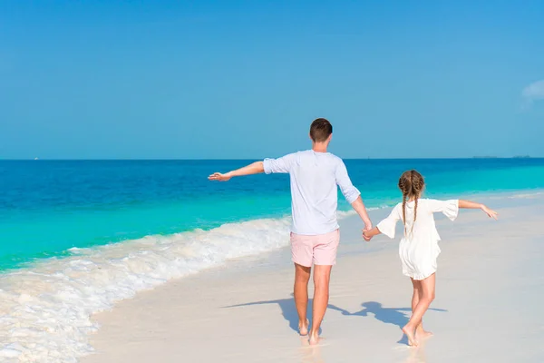 Lycklig far och hans söta lilla dotter på tropisk strand har kul — Stockfoto