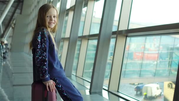 Adorable niña en el aeropuerto cerca de gran ventana interior — Vídeos de Stock