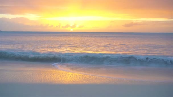 Colorato bel tramonto sulla spiaggia caraibica tropicale — Video Stock