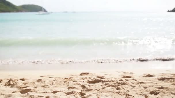 Idyllischer tropischer Strand mit weißem Sand, türkisfarbenem Meerwasser und blauem Himmel auf der Insel Antigua — Stockvideo