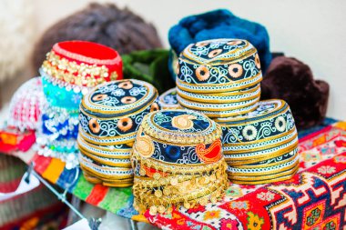 Yerel bir pazarda tarihinde Azerbaycan eski stil şapka. Oryantal headdress şenlikli Novruz tatile adil üzerinde