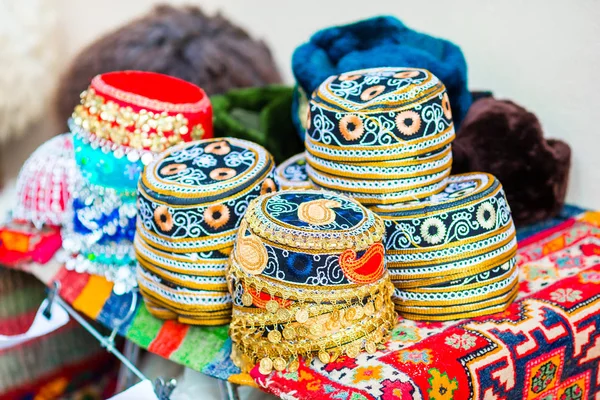 Azerbaijan alten Stil Hüte auf einem lokalen Markt. orientalische Kopfbedeckung auf Festmesse am Novruz-Feiertag — Stockfoto