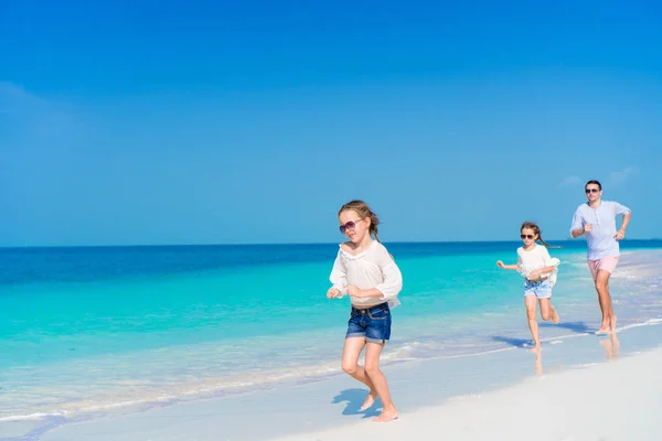 Ojciec i dziewczynki, chodzenie na piaszczystej plaży — Zdjęcie stockowe