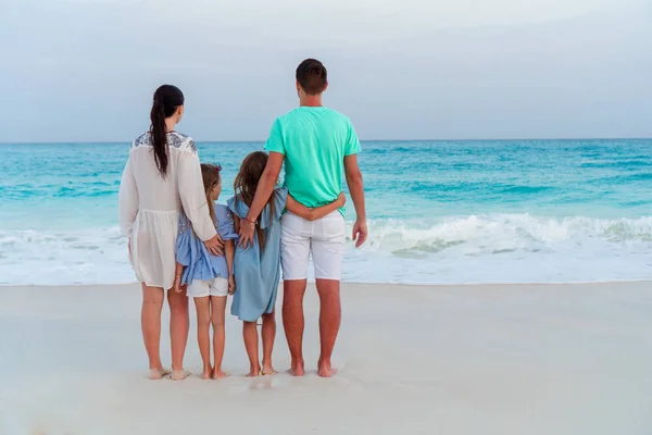 Ευτυχισμένη οικογένεια όμορφη στην παραλία με λευκή — Φωτογραφία Αρχείου